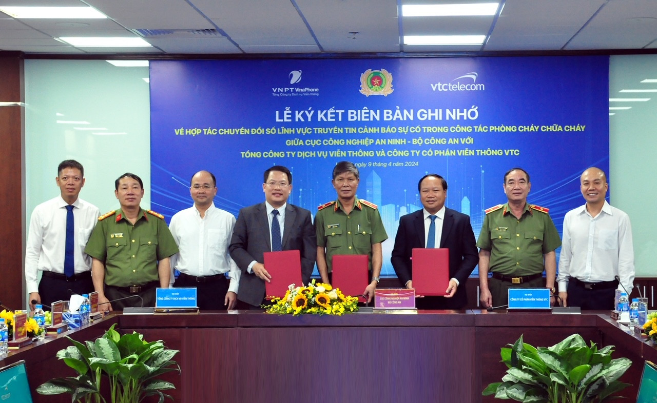 Lãnh đạo 3 bên chụp ảnh lưu niệm tại buổi lễ ký kết Lãnh đạo 3 bên chụp ảnh lưu niệm tại buổi lễ ký kết