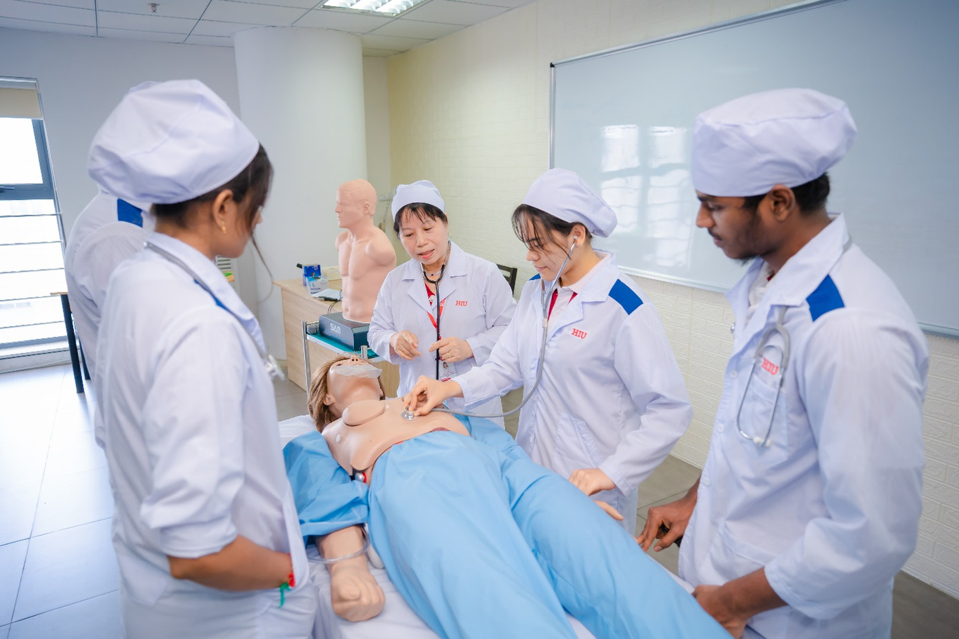 Giảng viên – Sinh viên khoa Y HIU học thực hành trên mô hình mô phỏng cơ thể người Giảng viên – Sinh viên khoa Y HIU học thực hành trên mô hình mô phỏng cơ thể người