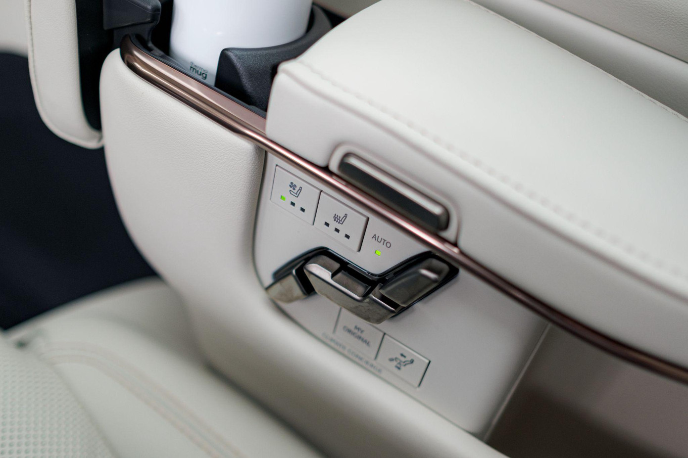 Lexus luôn chiều chuộng khách hàng của mình bằng sự tỉ mỉ trong từng chi tiết Lexus luôn chiều chuộng khách hàng của mình bằng sự tỉ mỉ trong từng chi tiết