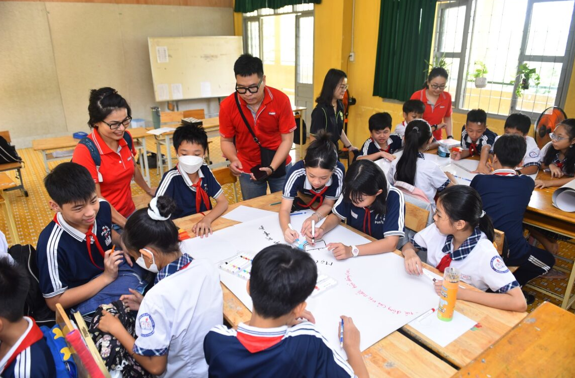 Các em học sinh tại hoạt động ‘R.I.S.E to the Challenge’, thuộc khuôn khổ sự kiện.