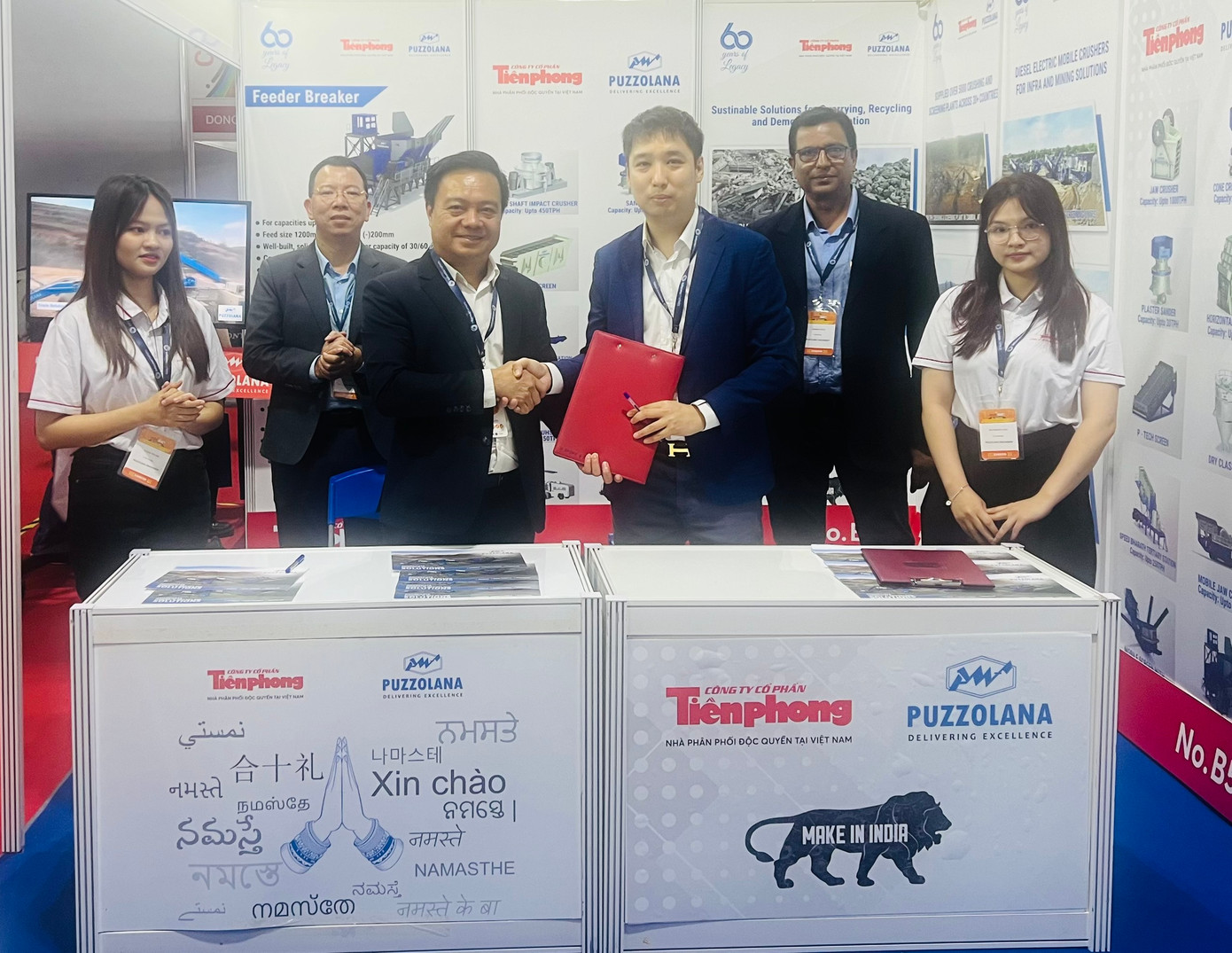 Ông Bùi Văn Phượng – Tổng Giám đốc Công ty CP Tiền Phong và ông Benjamin Tong - Giám đốc kinh doanh thị trường Đông Nam Á – Tập đoàn Puzzolana ký kết hợp đồng hợp tác.