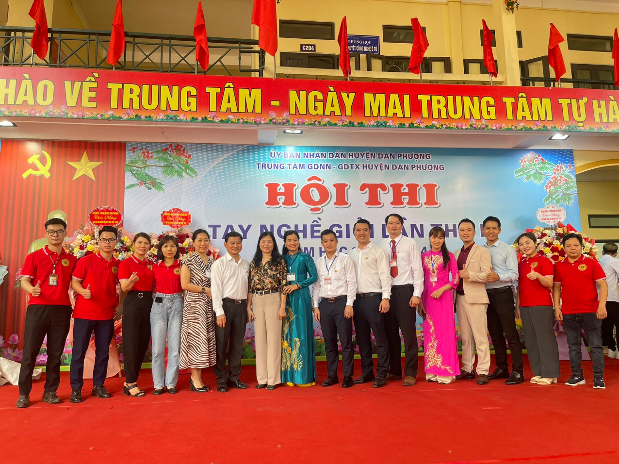 Đồng chí Đào Thị Hồng- Phó Chủ tịch UBND cùng Ban Giám Đốc trung tâm và đơn vị trường đào tạo nghề