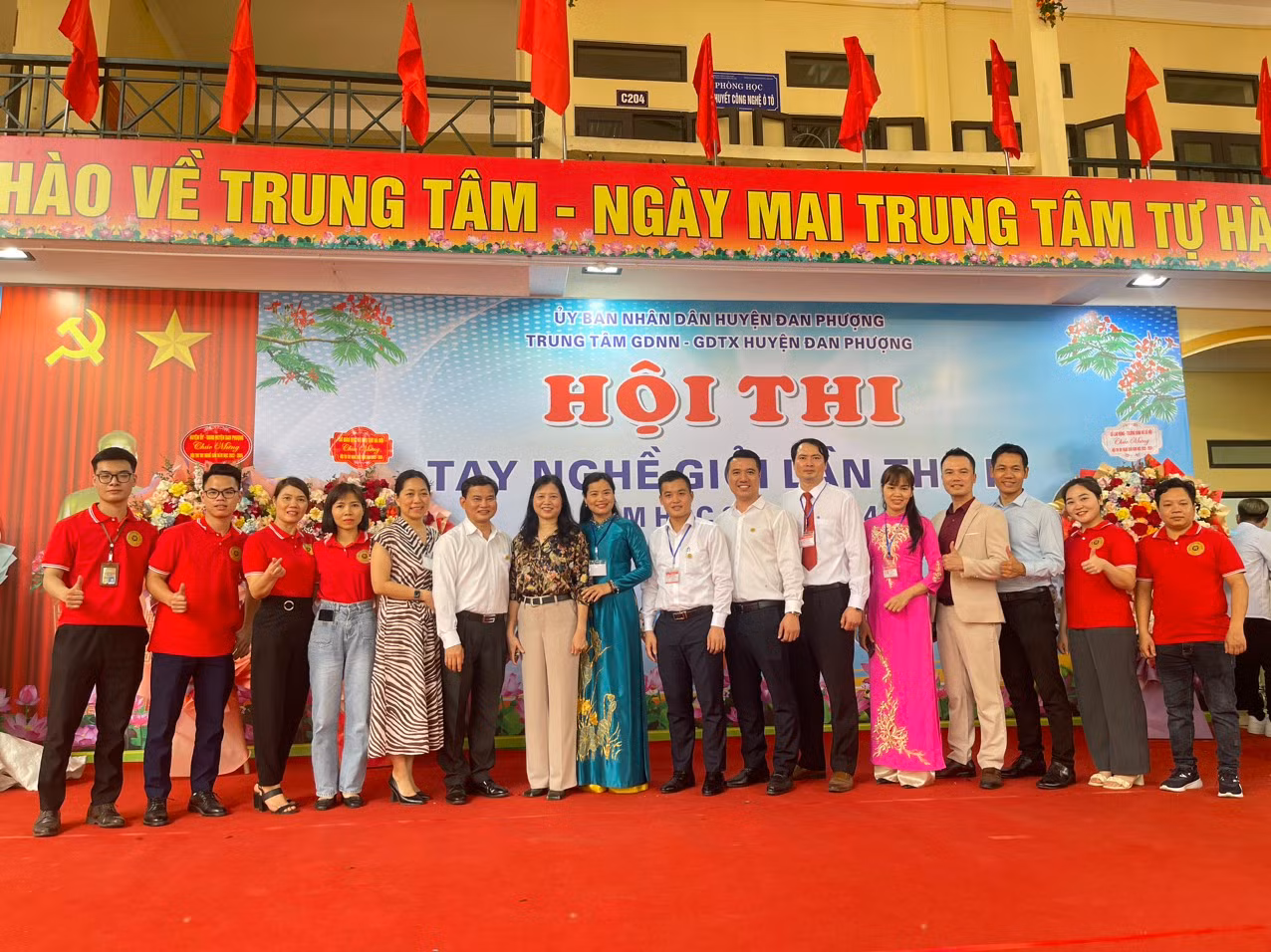 Đồng chí Đào Thị Hồng- Phó Chủ tịch UBND cùng Ban Giám Đốc trung tâm và đơn vị trường đào tạo nghề