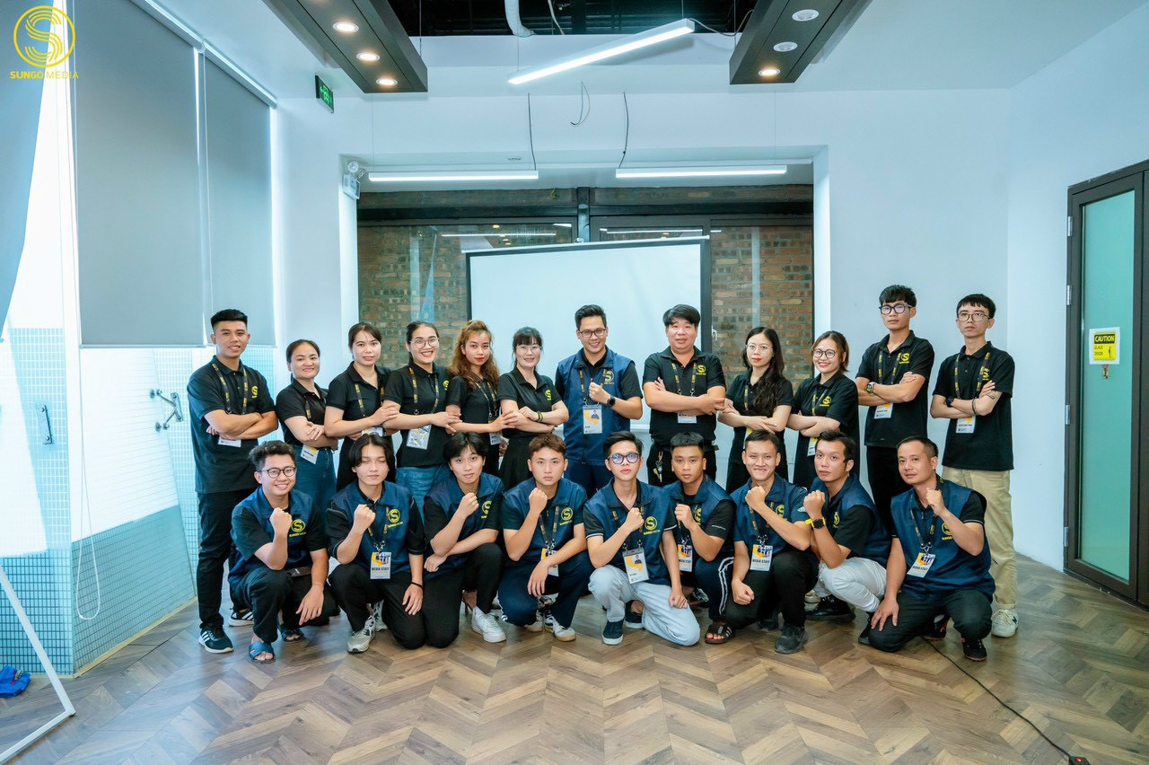 Đội ngũ phòng sự kiện SunGo Group và Ban lãnh đạo của công ty.