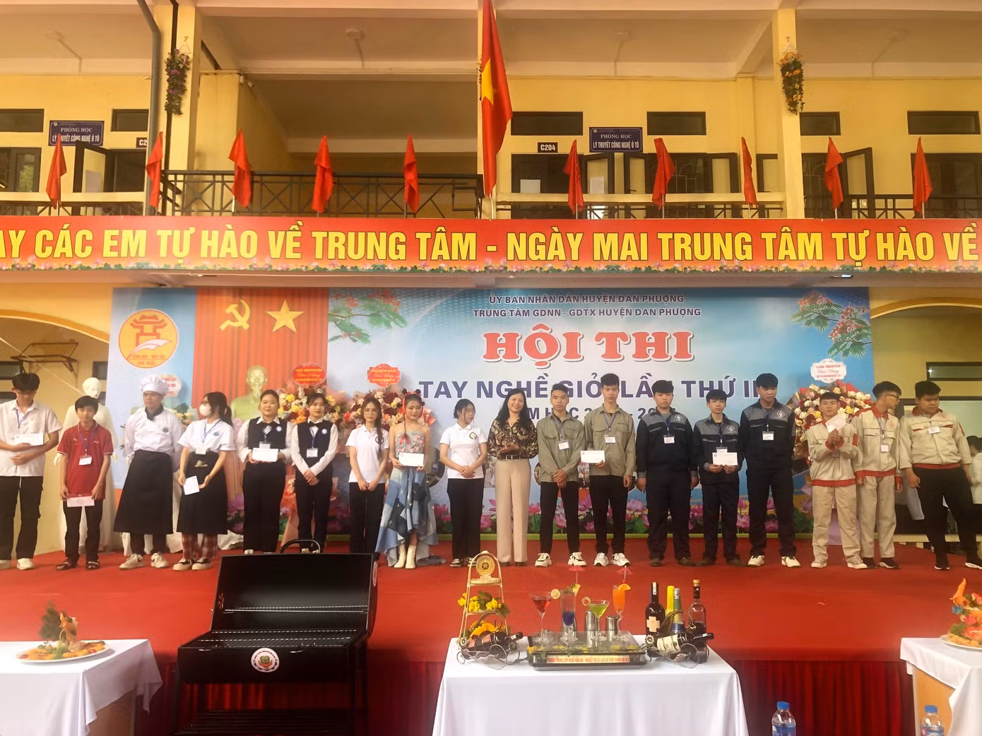 Đồng chí Đào Thị Hồng- Phó Chủ tịch UBND huyện trao giải Nhất cho các đội, cá nhân học viên tham gia đạt giải nội dung thi các nghề