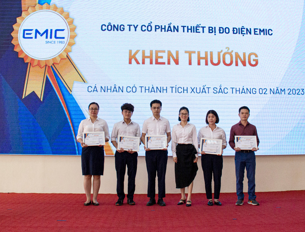 Khen thưởng cá nhân có thành tích xuất sắc hằng tháng đã trở thành nét văn hóa tiêu biểu tại EMIC. Khen thưởng cá nhân có thành tích xuất sắc hằng tháng đã trở thành nét văn hóa tiêu biểu tại EMIC.
