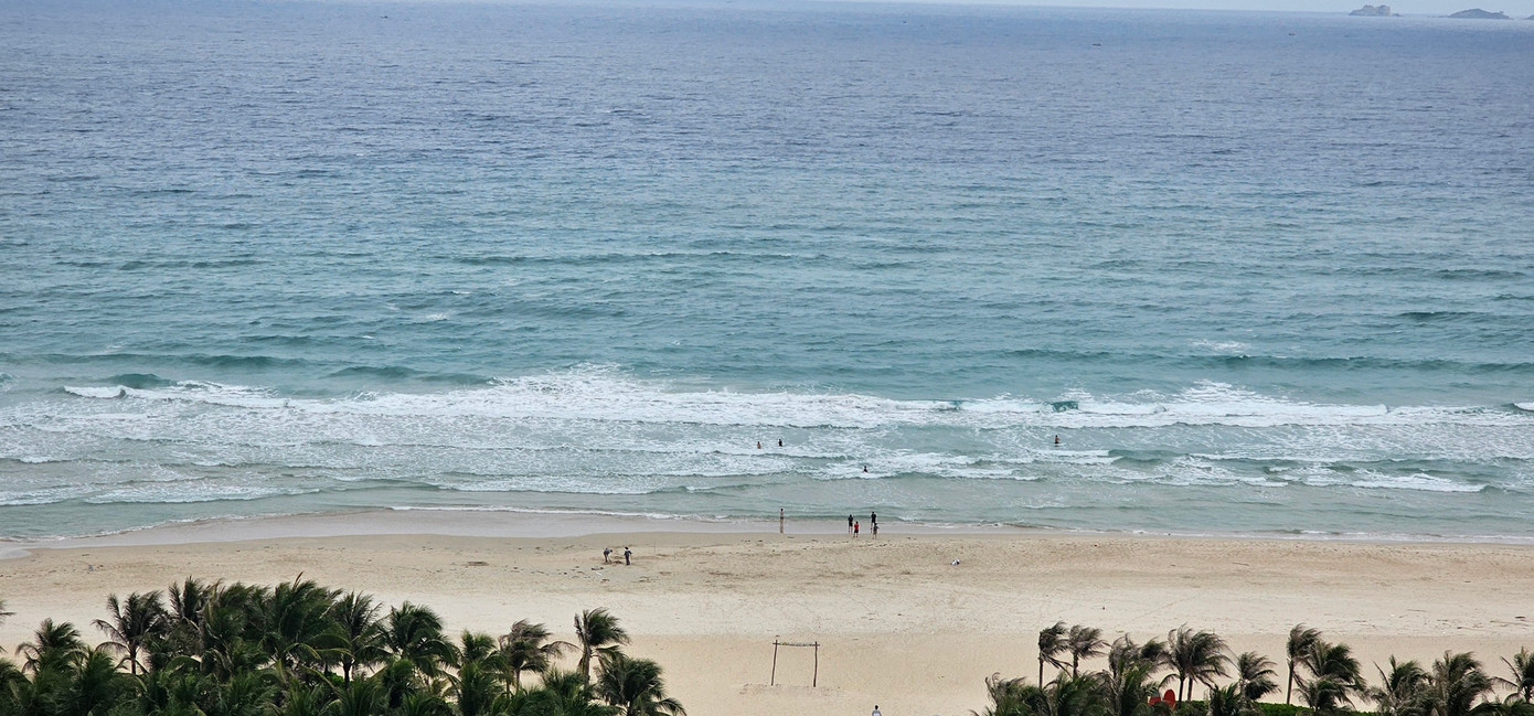 Kỳ nghỉ lễ kéo dài, nhiều gia đình chọn đến những thành phố biển như Nha Trang để hòa mình vào với biển (ảnh: Đ.M)