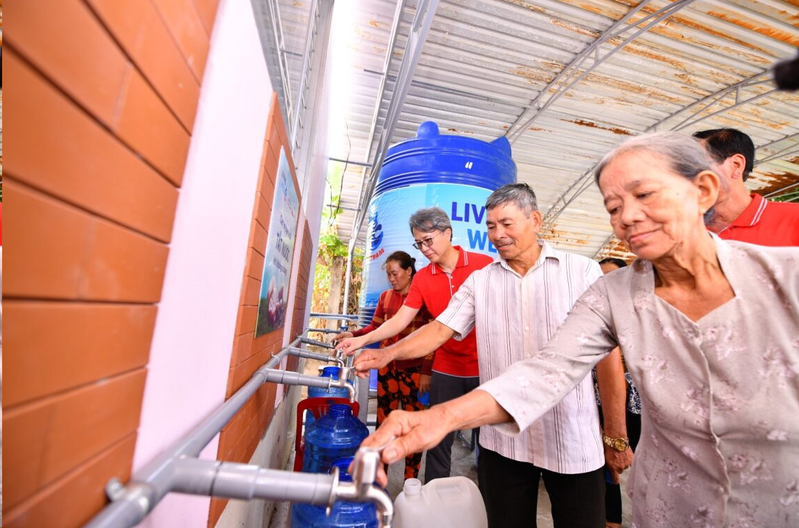 Ông Huỳnh Văn Cường (thứ hai từ phải sang), cũng là cư dân xã Tân Thủy chia sẻ: “Ngày trước, khi hạn mặn kéo dài, hết nước dự trữ là tôi phải đi mua nước rất xa. Bây giờ thì không cần nữa rồi. Tôi thật sự rất mừng!”