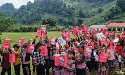 Chiến dịch trao quà tặng “Tiếp Sức Cho Em Đến Trường” tại Lũng Xá, Sơn La (2023) (nguồn: Deli Việt Nam)