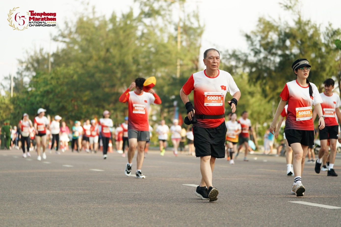 Ông Lưu Văn Cường mang bib số 50001 đang sắp về đích để hoàn thành cự li 05km của mình