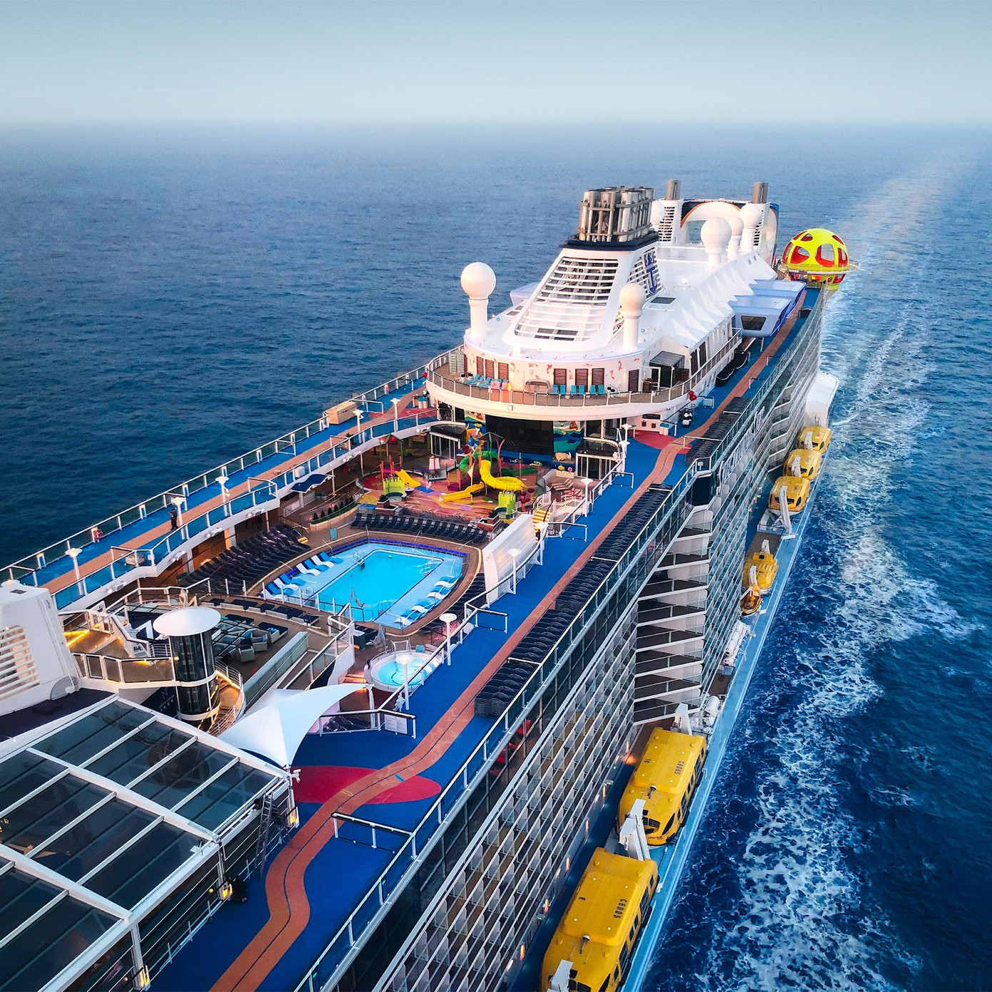 Nếu bạn là người yêu thích hành trình khám phá biển khơi, được ngắm trọn vẹn cảnh biển từ bình minh đến hoàng hôn, bạn có thể lựa chọn tour du thuyền Spectrum of the Seas khám phá Singapore hoặc Du Thuyền Ocean Albatros hạng phòng Balcony chinh phục Bắc Âu. Mọi chi phí trên tàu như ăn uống, chương trình giải trí, tiện nghi,.. đều là trọn gói và tour rất phù hợp cho gia đình 3 thế hệ vì di chuyển trên tàu rất thuận tiện. Với tour du thuyền Spectrum of the Seas, du khách chỉ cần 23.490 Triệu Đồng cho 4 ngày khám phá trọn gói. Dành cho những du khách yêu thích chuyến đi dài ngày, tour du thuyền Ocean Albatros 10 ngày giá 346.990 Triệu cực kì đáng để lựa chọn.