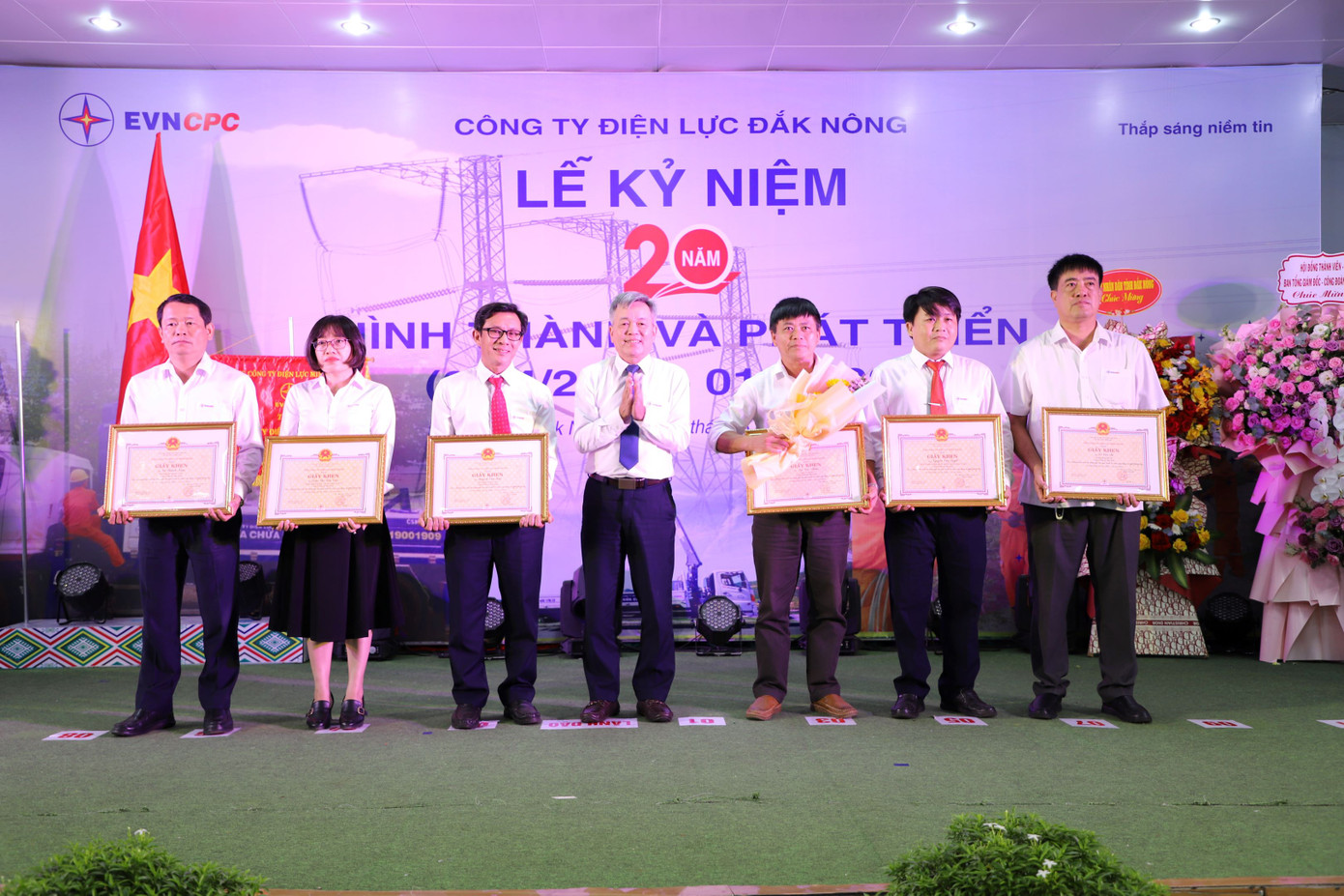 Ông Lê Văn Chiến, Phó Chủ tịch Thường trực UBND tỉnh Đắk Nông trao khen thưởng các tập thể, cá nhân có nhiều thành tích nổi bật