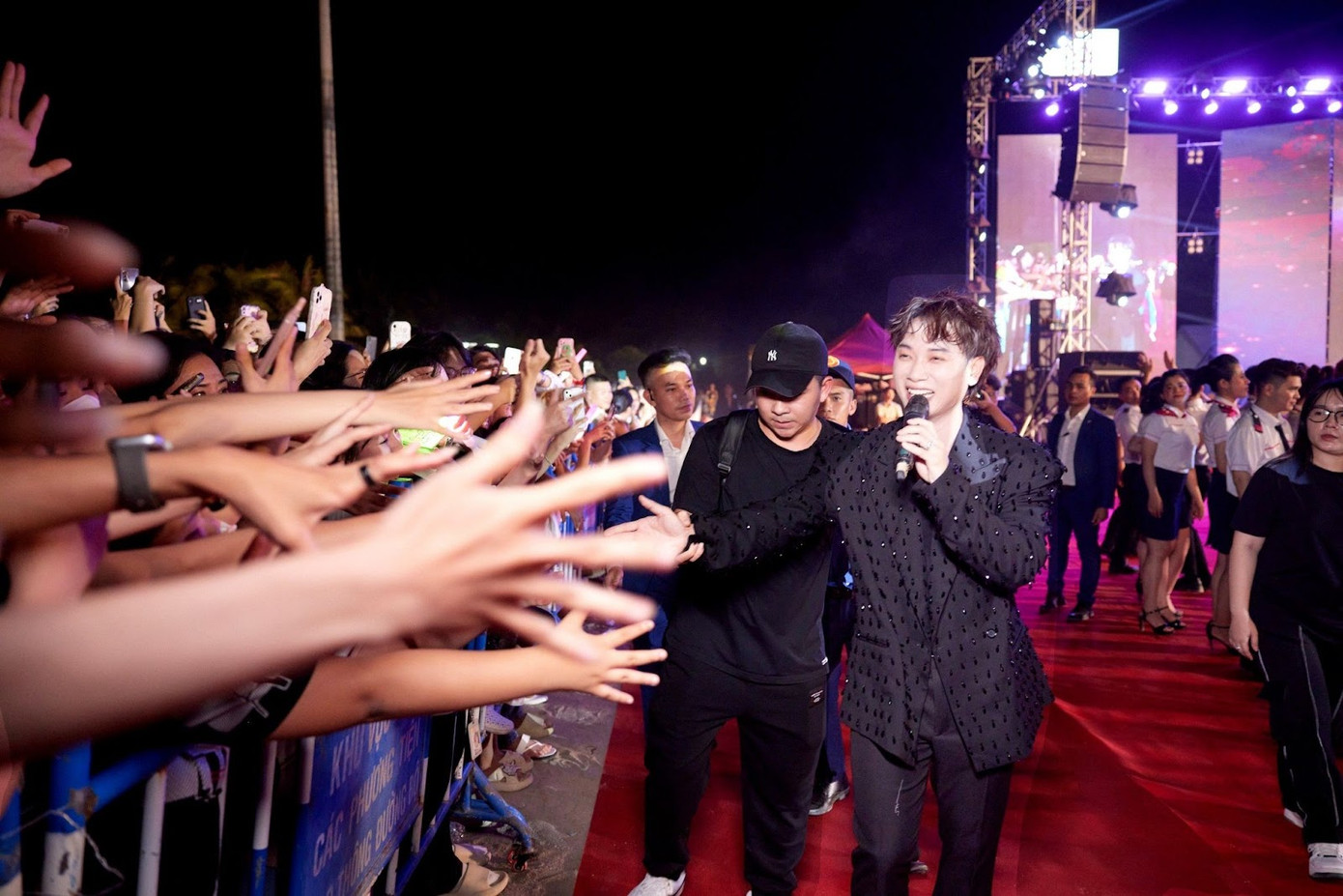 Ca sĩ Trúc Nhân cực thân thiện xuống sân khấu giao lưu với khán giả Ca sĩ Trúc Nhân cực thân thiện xuống sân khấu giao lưu với khán giả