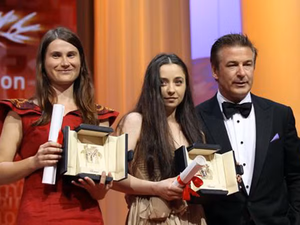 Diễn viên Mỹ Alec Baldwin trao giải cho hai nữ diễn viên chính xuất sắc nhất