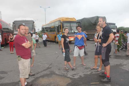 Đoàn du khách Mỹ bị mắc kẹt lũ tại thành phố Quảng Ngãi từ lúc 22h ngày 15/11. Đoàn du khách Mỹ bị mắc kẹt lũ tại thành phố Quảng Ngãi lúc 22 h đêm 15/11