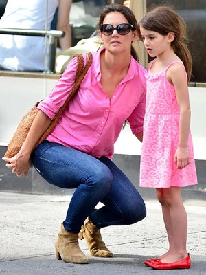 Suri rất thích quà đồ chơi và quần áo thời trang