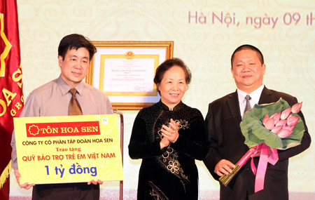 Chủ tịch Tập đoàn Hoa Sen Lê Phước Vũ trao tặng 1 tỷ động cho Quỹ bảo trợ trẻ em Việt Nam