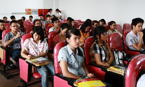 Các bạn sinh viên tham dự chương trình