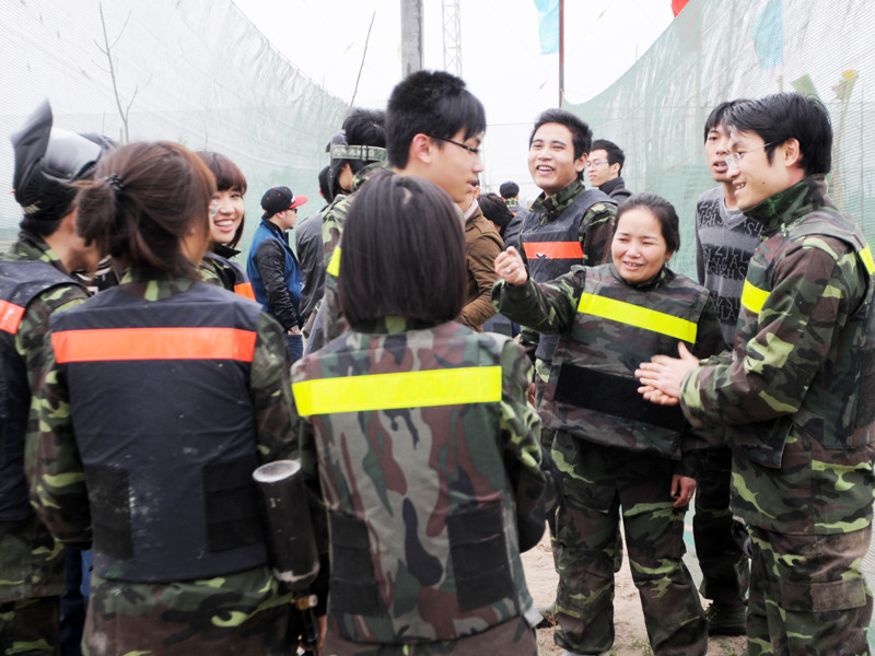 Sau mỗi trận đấu, họ cùng chia sẻ kinh nghiệm và trêu đùa xả stress. Sau mỗi trận đấu, họ cùng chia sẻ kinh nghiệm và trêu đùa xả stress