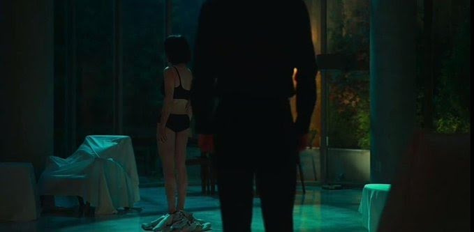 Song Hye Kyo chỉ ăn chuối vào những ngày trước cảnh cởi đồ. Ảnh: Netflix.