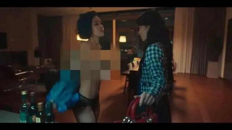 Cha Joo Young dùng thế thân cho cảnh lộ lưng nhưng lại tự mình đóng cảnh khoe ngực. Ảnh: Netflix.