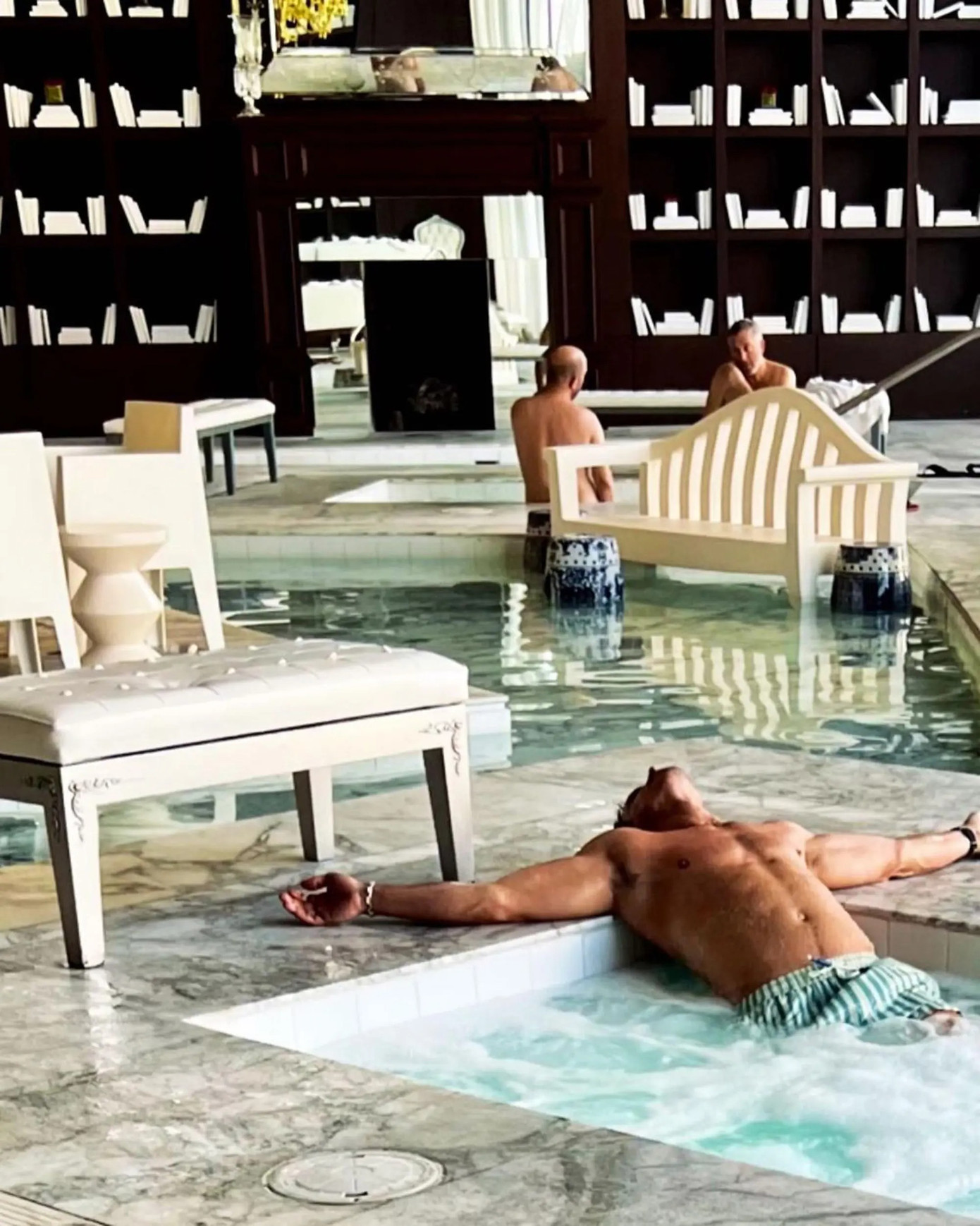 Jeff đăng ảnh ngâm bồn nước lạnh vào ngày tìm thấy thi thể. Ảnh: IG.