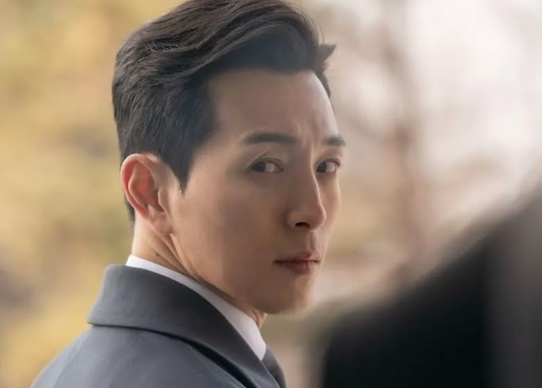 Jung Sung Il chinh phục khán giả với hình tượng người đàn ông thành công, từng trải và lịch lãm. Ảnh: Netflix. Jung Sung Il chinh phục khán giả với hình tượng người đàn ông thành công, từng trải và lịch lãm. Ảnh: Netflix.