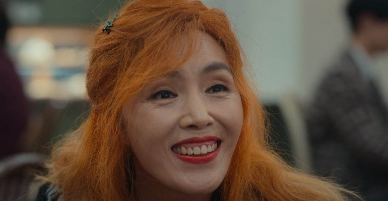 Bộ Tư pháp Hàn Quốc chỉ ra thông tin mẹ của Dong Eun biết địa chỉ nhà cô nhờ văn phòng quận cung cấp là sai sự thật. Ảnh: Netflix.