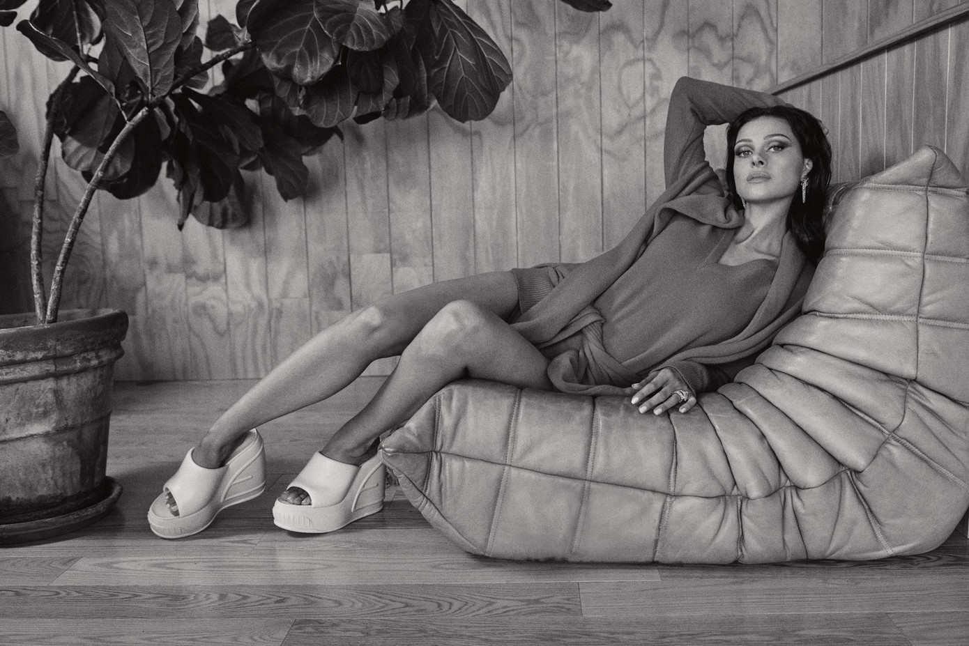 Nicola cho rằng bí quyết để giữ lửa mối quan hệ là dành mỗi đêm bên nhau. Ảnh: Cosmopolitan UK. Nicola cho rằng bí quyết để giữ lửa mối quan hệ là dành mỗi đêm bên nhau. Ảnh: Cosmopolitan UK.