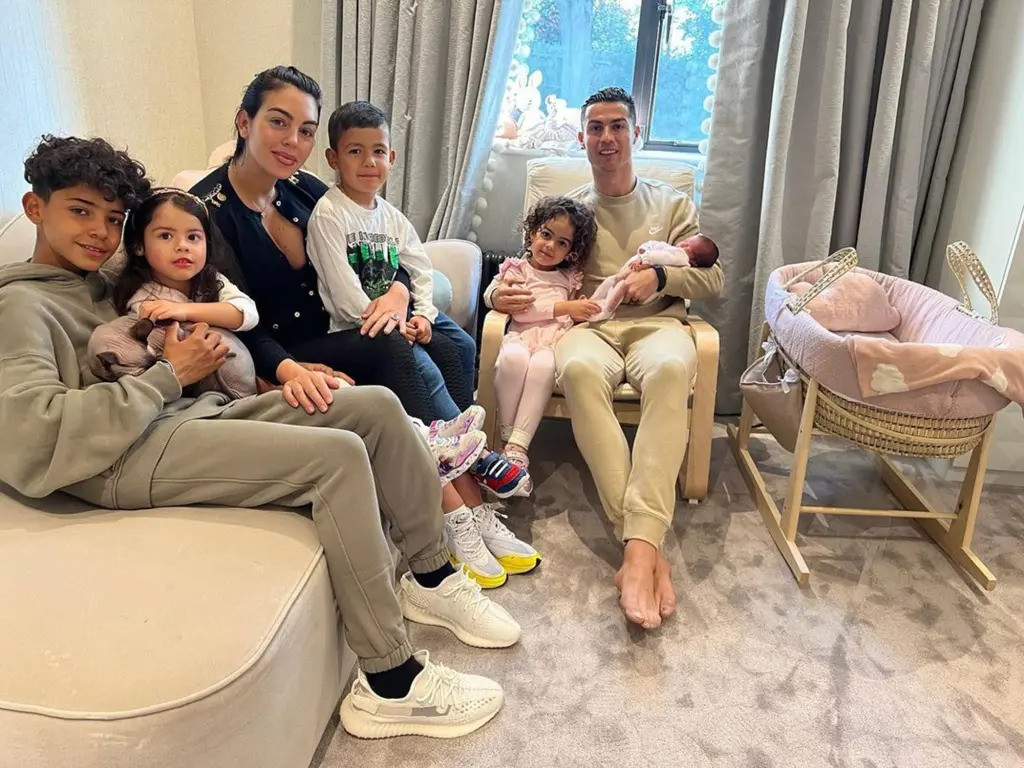 Gia đình Cristiano Ronaldo và Georgina Rodriguez có 5 người con. Ảnh: IG.