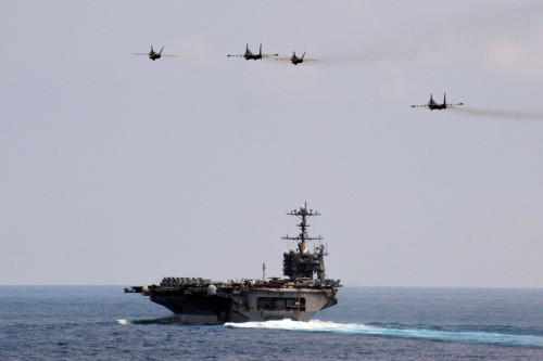 Tàu sân bay USS George Washington thao diễn cùng quân đội Maylaysia. Ảnh: Máy bay tiêm kích Su-30 MKM của không quân Malaysia bay phía trên mẫu hạm Mỹ.. Tàu sân bay USS George Washington thao diễn cùng quân đội Maylaysia. Ảnh: Máy bay tiêm kích Su-30 MKM của không quân Malaysia bay phía trên mẫu hạm Mỹ.