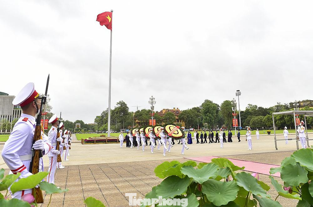 Vòng hoa của Đoàn mang dòng chữ &quot;Đời đời nhớ ơn Chủ tịch Hồ Chí Minh vĩ đại&quot;.