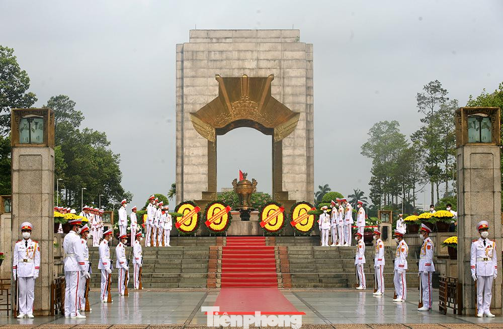 Sáng cùng ngày, Đoàn đại biểu Ban Chấp hành Trung ương Đảng, Chủ tịch nước, Quốc hội, Chính phủ, Ủy ban Trung ương Mặt trận Tổ quốc Việt Nam, đại diện các bộ, ban, ngành Trung ương và thành phố Hà Nội dâng hương, hoa tại Đài tưởng niệm các Anh hùng liệt sỹ trên đường Bắc Sơn, Ba Đình, Hà Nội