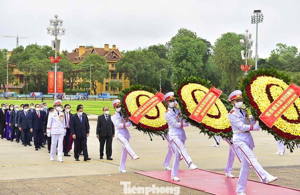 Đoàn đại biểu đã tỏ lòng biết ơn vô hạn, thành kính tưởng nhớ công lao to lớn của Chủ tịch Hồ Chí Minh, lãnh tụ vĩ đại, người thầy kính yêu của Đảng và dân tộc ta. Người đã hy sinh cả cuộc đời cho sự nghiệp đấu tranh giải phóng dân tộc, thống nhất đất nước, xây dựng Tổ quốc Việt Nam độc lập, thống nhất.