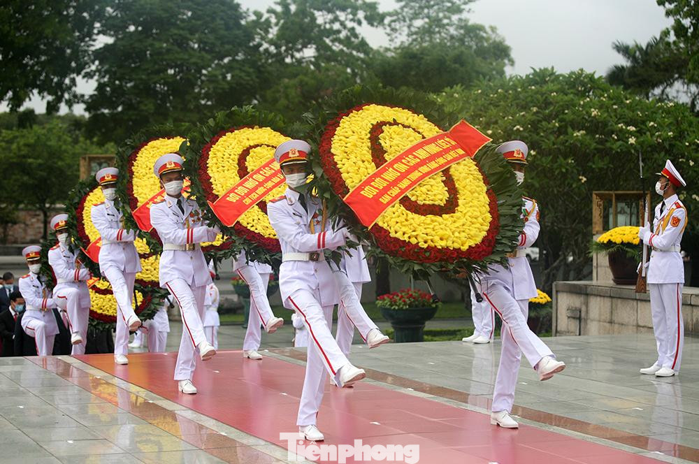 Vòng hoa của Đoàn mang dòng chữ: &quot;Đời đời nhớ ơn các Anh hùng, liệt sĩ”.