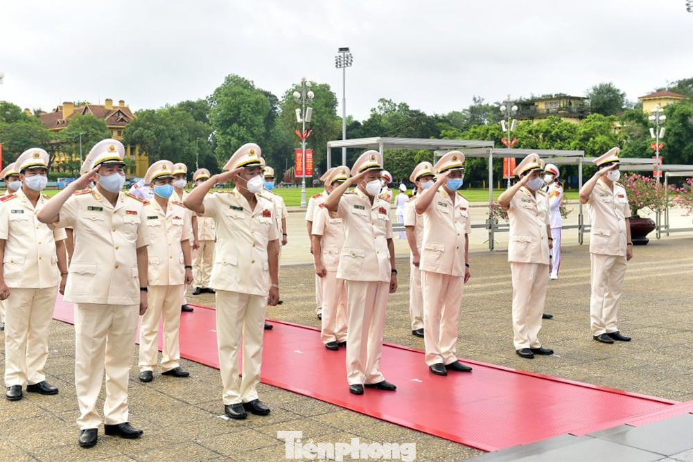 Đoàn đại biểu Đảng ủy Công an Trung ương và Bộ Công an tưởng niệm Chủ tịch Hồ Chí Minh