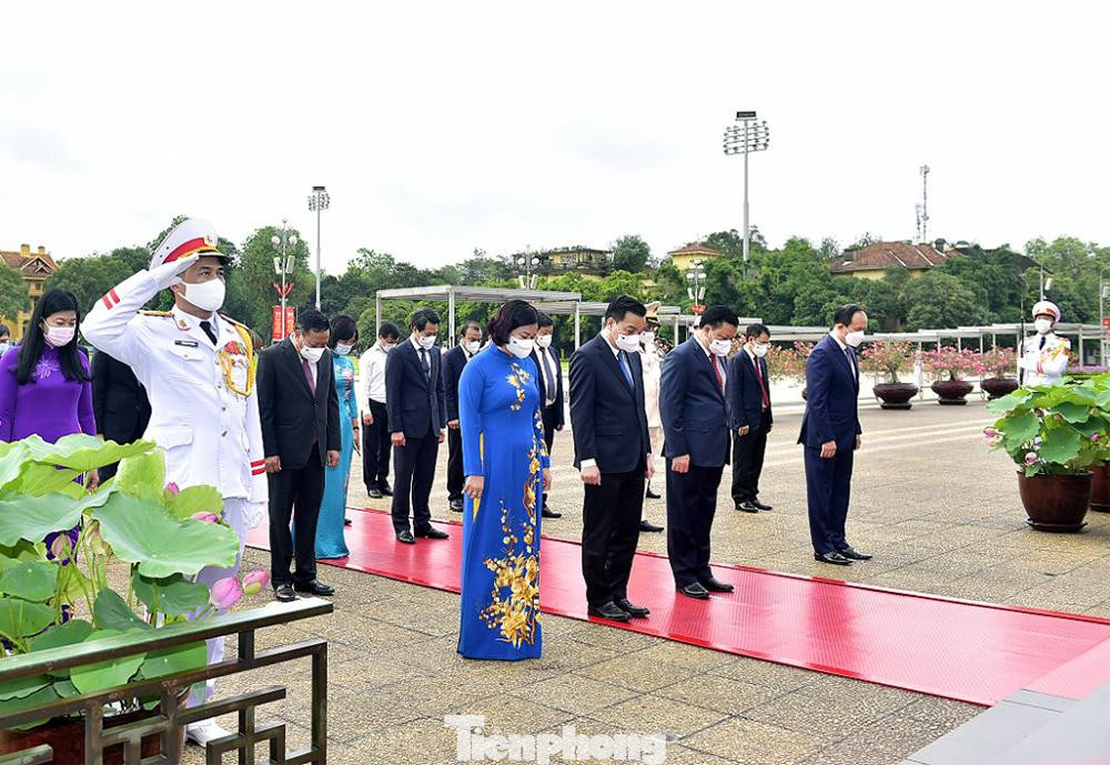 Đoàn đại biểu thành phố Hà Nội tưởng niệm Chủ tịch Hồ Chí Minh