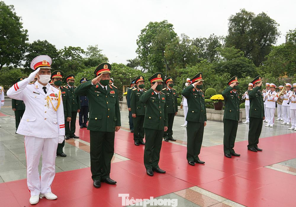Các Đoàn đại biểu Quân ủy T.Ư và Bộ Quốc phòng, Đảng ủy Công an T.Ư và Bộ Công an, Thành ủy, HĐND, UBND thành phố Hà Nội, Bộ Ngoại giao... đặt vòng hoa và tưởng niệm các Anh hùng liệt sĩ tại Đài tưởng niệm.