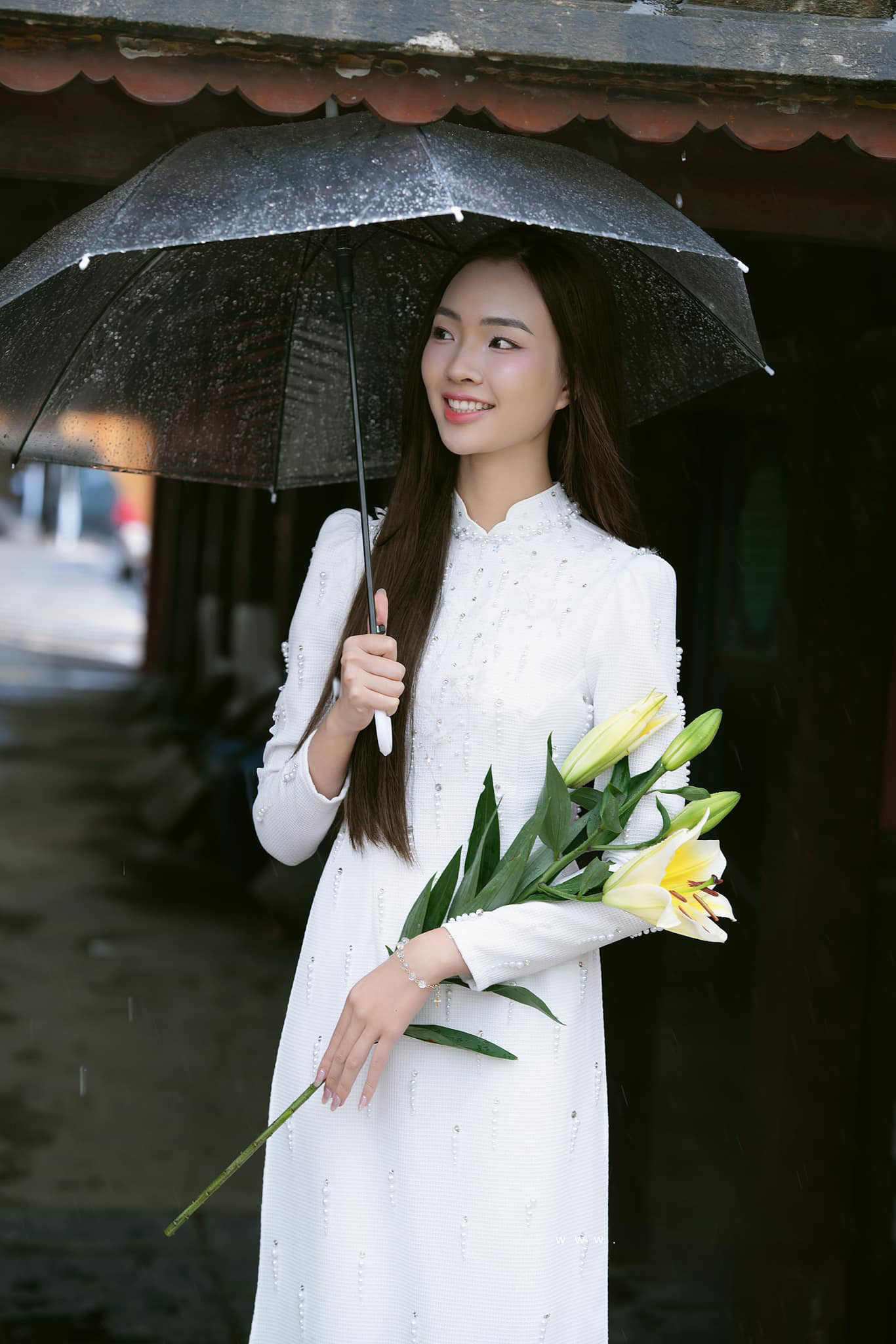 Hồng Duyên và nhóm bạn của mình đến bệnh viện xin những thai nhi bị bỏ rơi mang về mai táng. Họ cũng nhận nuôi những bà mẹ đơn thân đang có mong muốn sinh con.