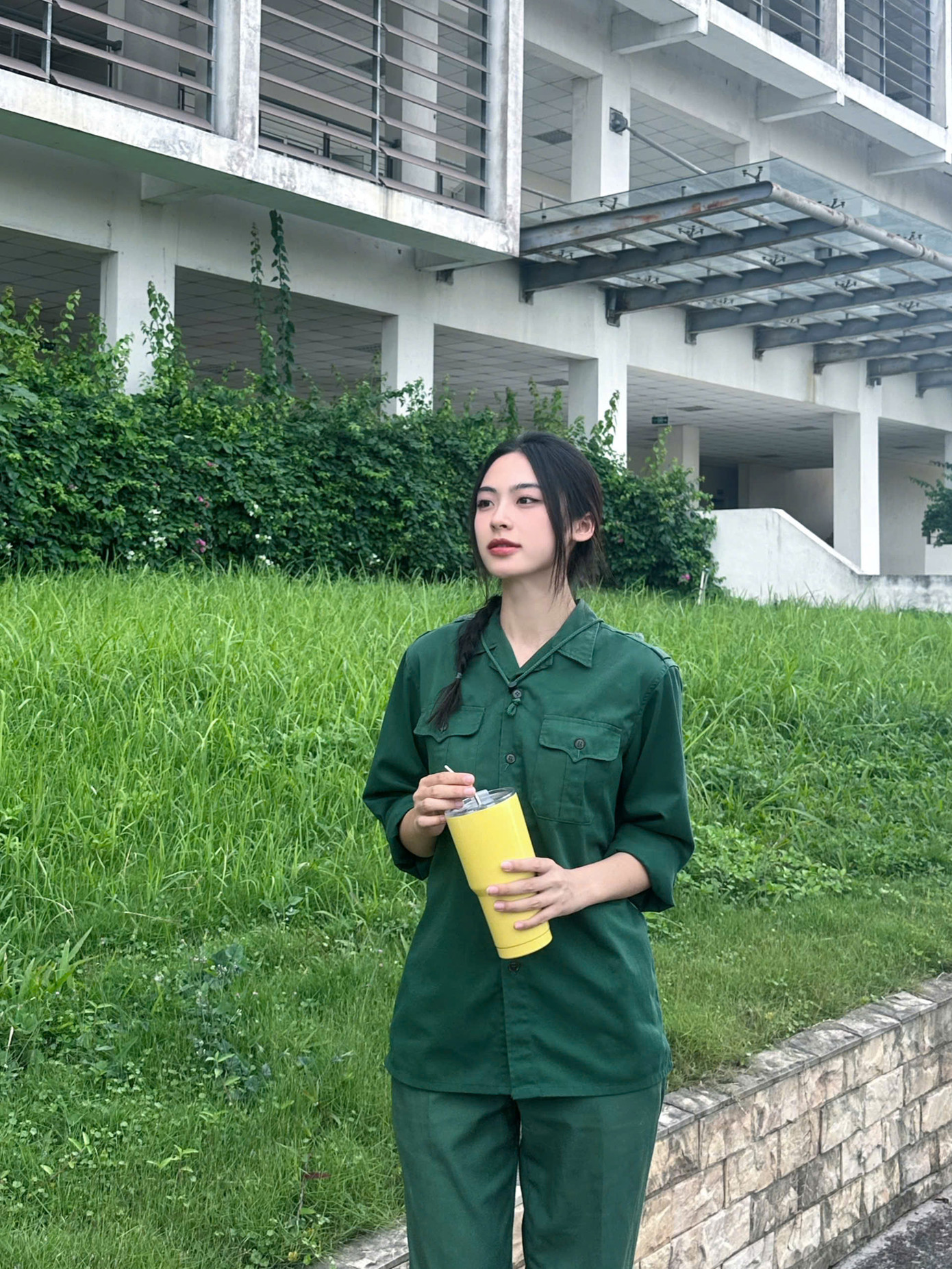 Cô khoe vẻ đẹp giản dị khi đi học quân sự.