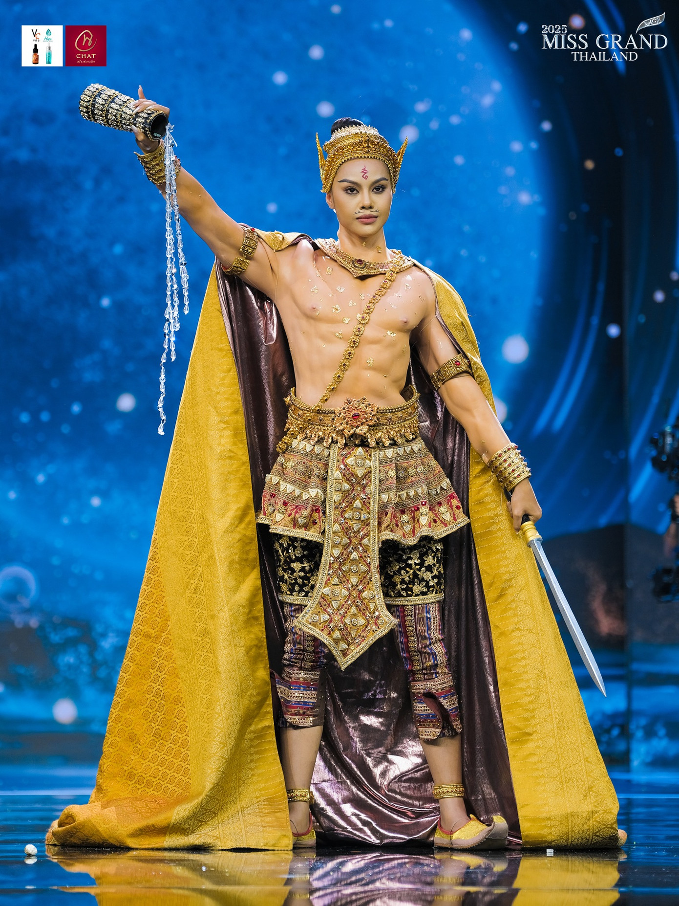 Trong đêm thi, nhiều thiết kế được lấy cảm hứng từ văn hóa ẩm thực của Thái Lan. Nhiều người đẹp mang váy áo được đính kết từ trái cây thật lên sân khấu. Họ không ngần ngại ăn những loại quả này và bày tỏ biểu cảm thích thú.