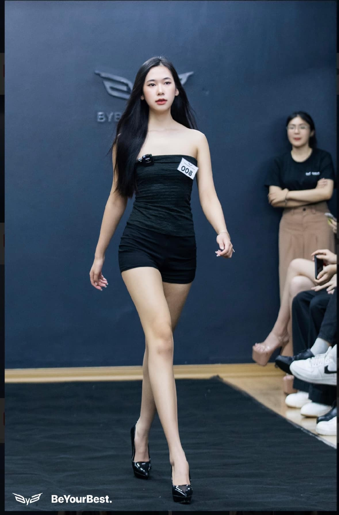 Quý Lan cũng yêu thích và theo đuổi công việc người mẫu trên sàn diễn thời trang.