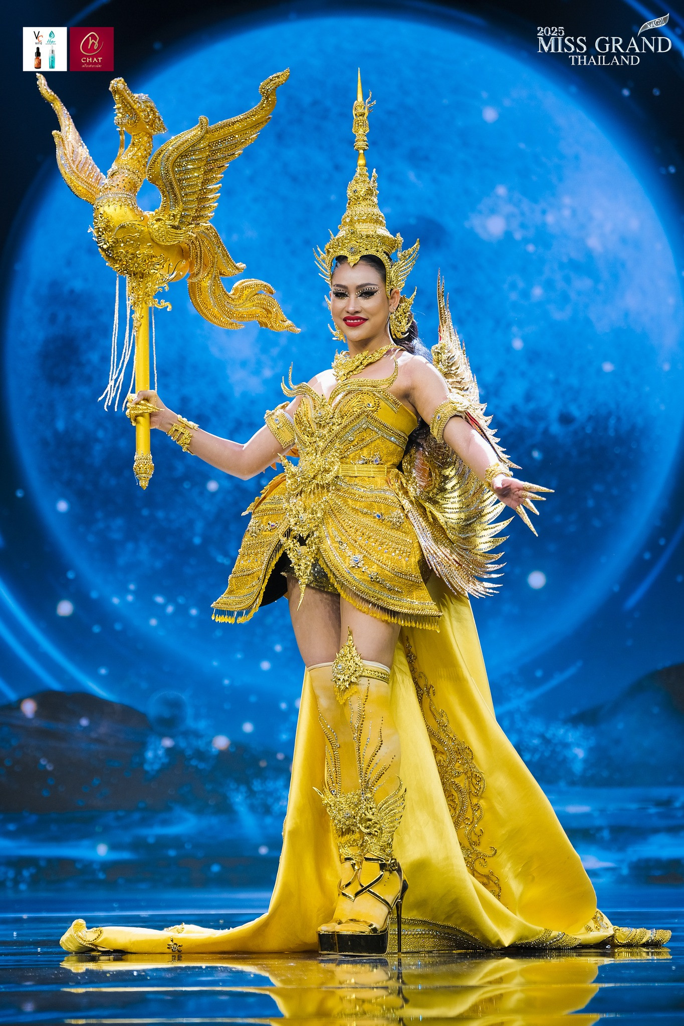 Trong đêm thi, nhiều thiết kế được lấy cảm hứng từ văn hóa ẩm thực của Thái Lan. Nhiều người đẹp mang váy áo được đính kết từ trái cây thật lên sân khấu. Họ không ngần ngại ăn những loại quả này và bày tỏ biểu cảm thích thú.