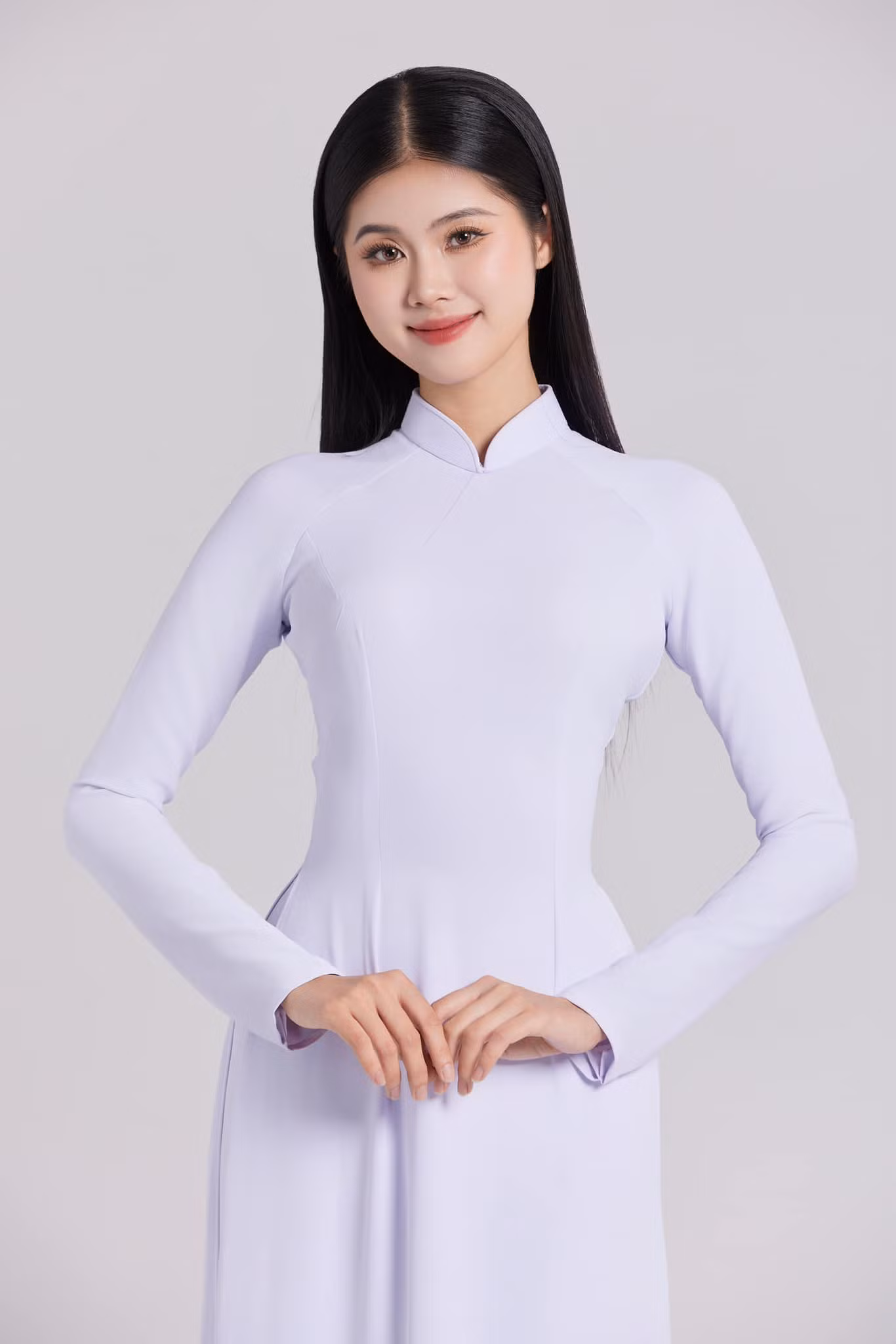 Người đẹp khoe nhan sắc nữ tính, duyên dáng với áo dài trắng. Cô được nhận xét nền nã khi để tóc thẳng, trang điểm nhẹ nhàng.