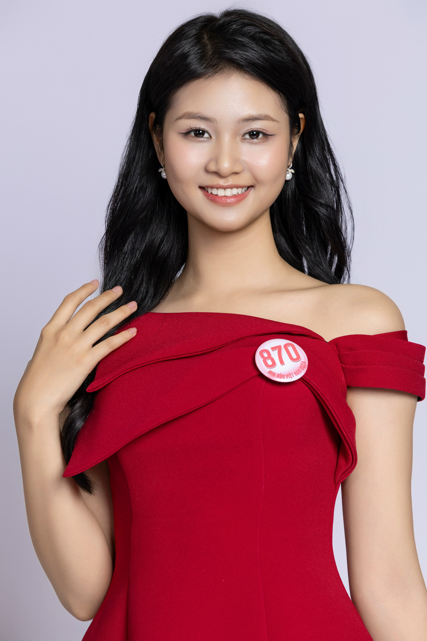 Thí sinh Hồ Ngọc Phương Linh, SBD 870, sinh năm 2004, đến từ Hà Nội, sinh viên trường Quản trị và Kinh doanh, Đại học Quốc gia Hà Nội.