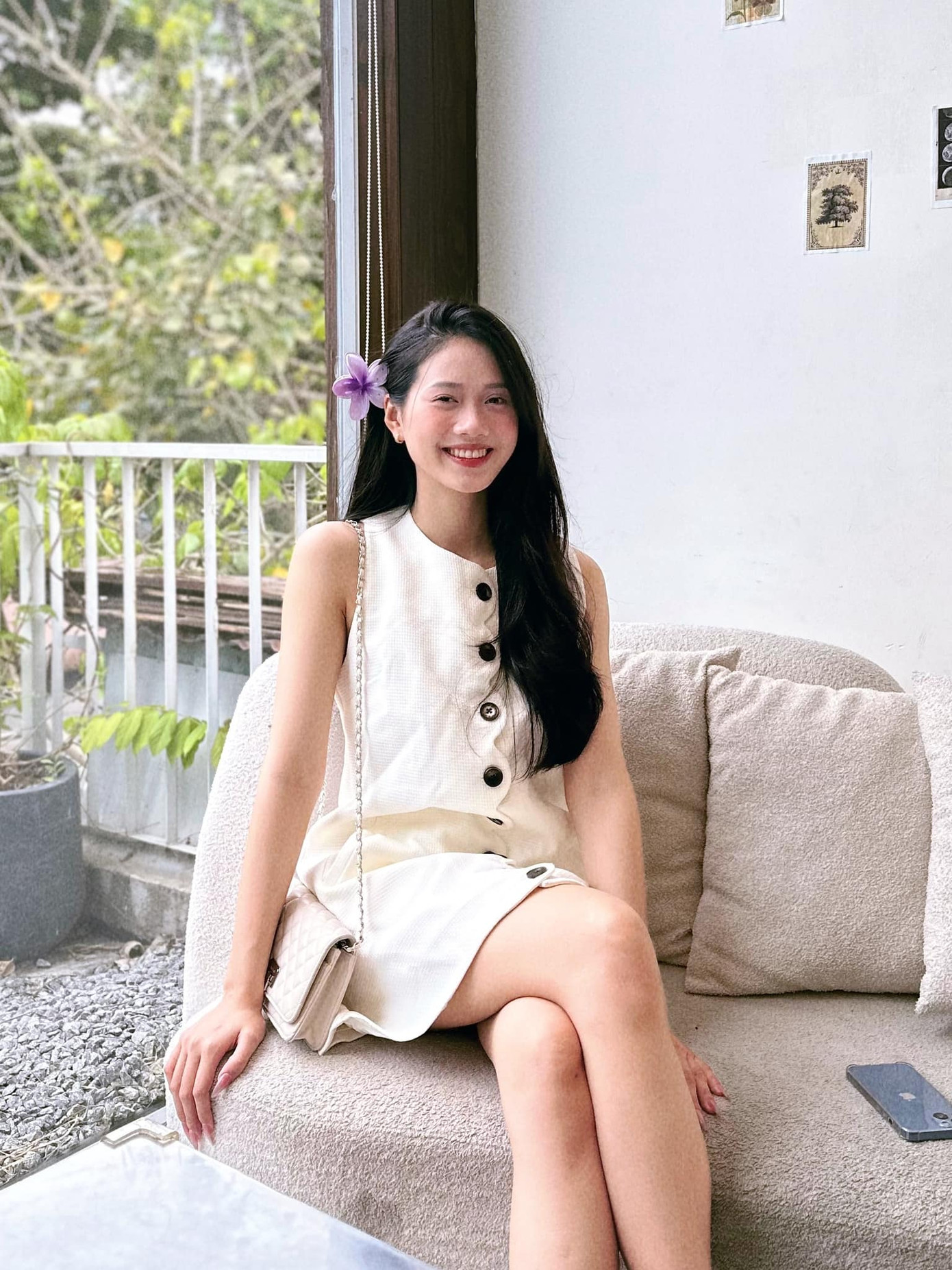 “Nhìn lại tôi cũng thấy mình đẹp, thu hút được ánh nhìn mỗi khi xuất hiện. Tuy nhiên, tôi cho rằng vẻ đẹp của mỗi người còn là năng lượng mà họ lan tỏa, trí tuệ và lòng nhân ái”, Diệu Huyền nói.