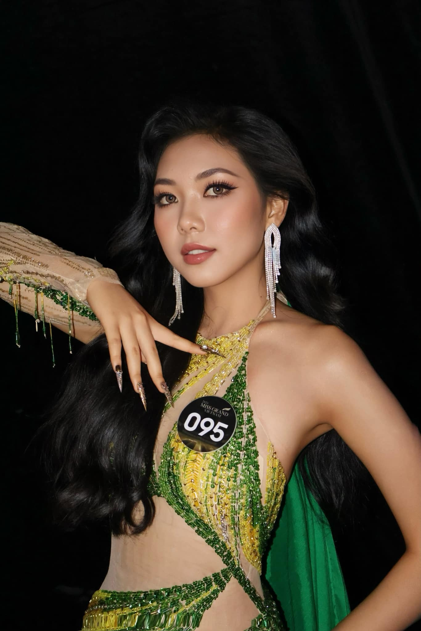 Với chiều cao nổi trội, hình thể cân đối, cô dễ dàng theo đuổi phong cách cut-out gợi cảm.