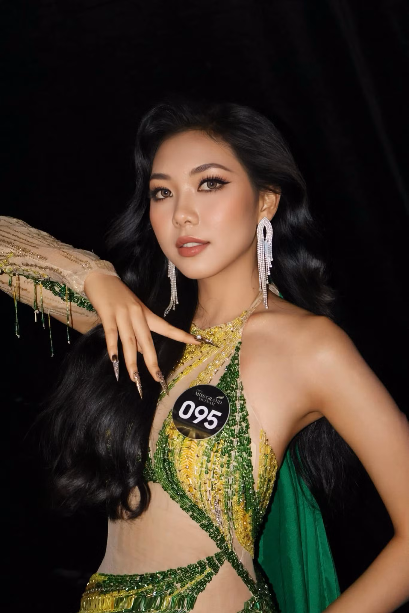 Với chiều cao nổi trội, hình thể cân đối, cô dễ dàng theo đuổi phong cách cut-out gợi cảm.