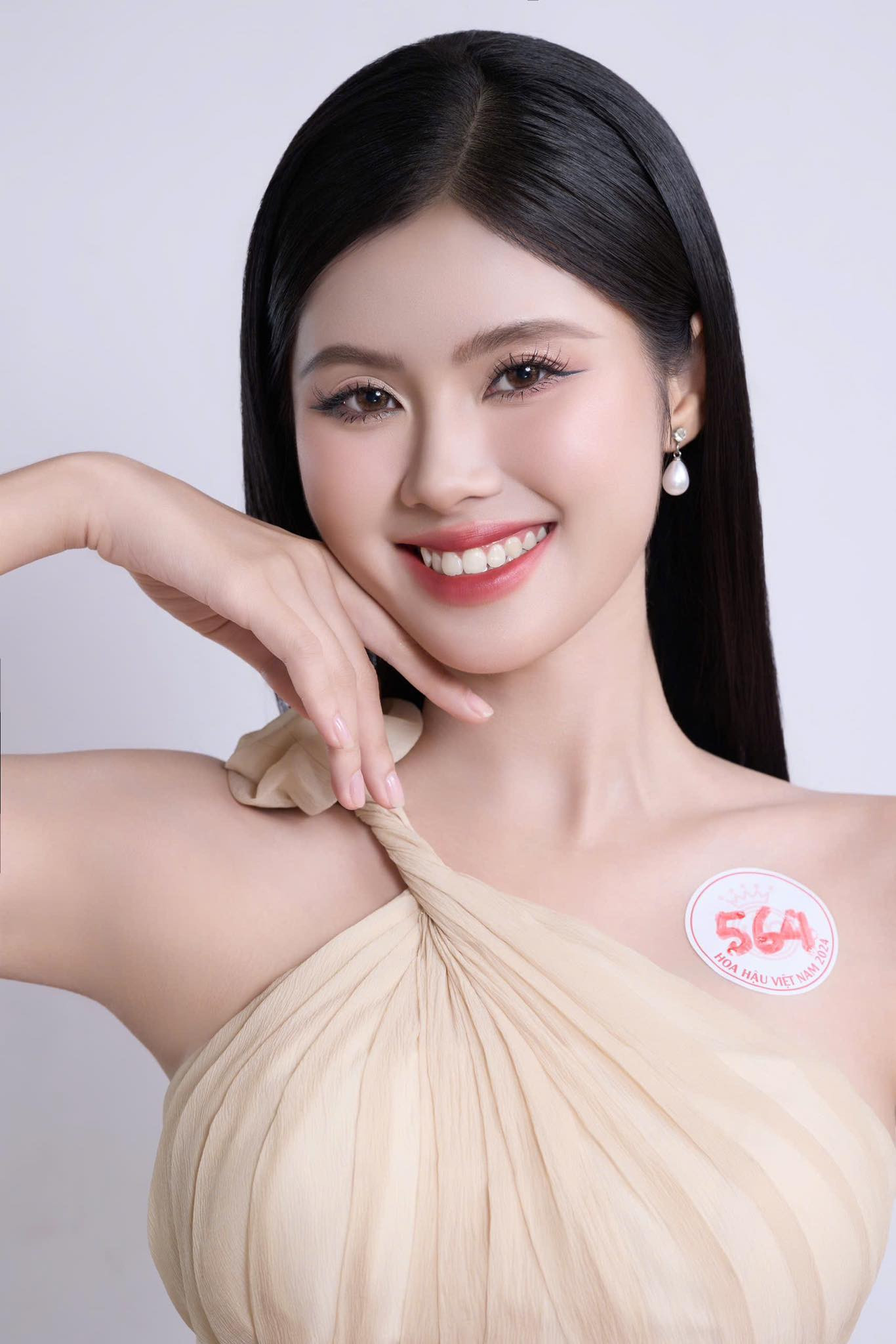 Người đẹp được nhận xét có gương mặt hài hòa với nụ cười ngọt ngào, rạng rỡ.