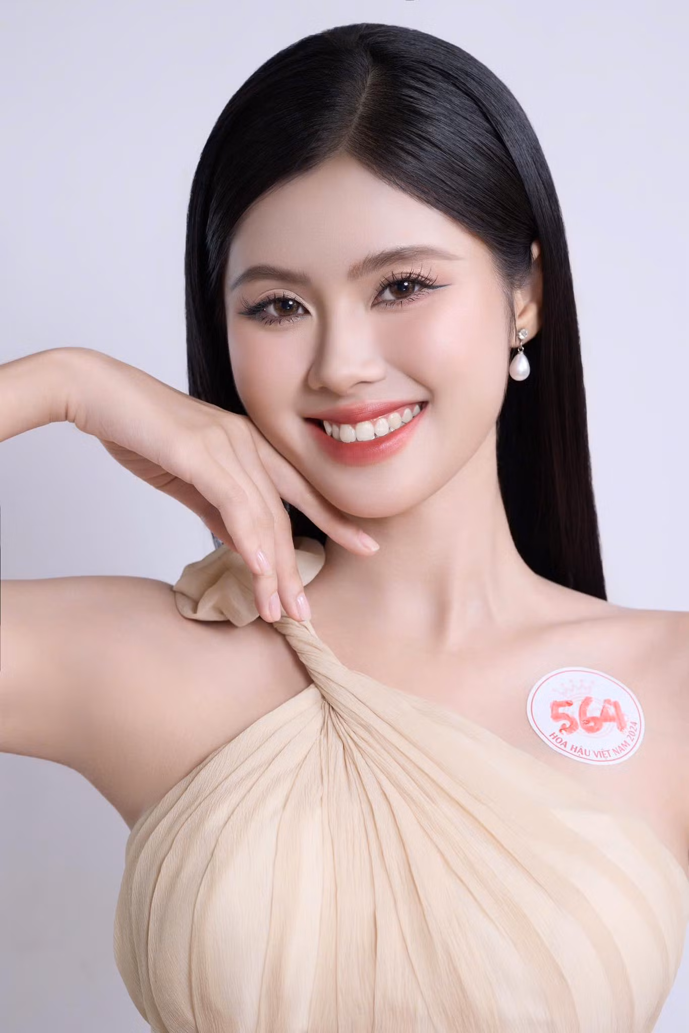 Người đẹp được nhận xét có gương mặt hài hòa với nụ cười ngọt ngào, rạng rỡ.